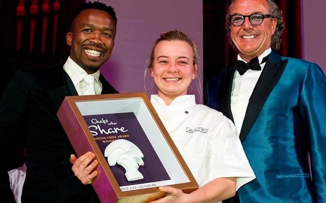 Jami-Lee Saunders van Grootbos Foundation, wat onlangs as â€œJong Sjef van 2015â€ aangewys is, ontvang hier haar toekenning